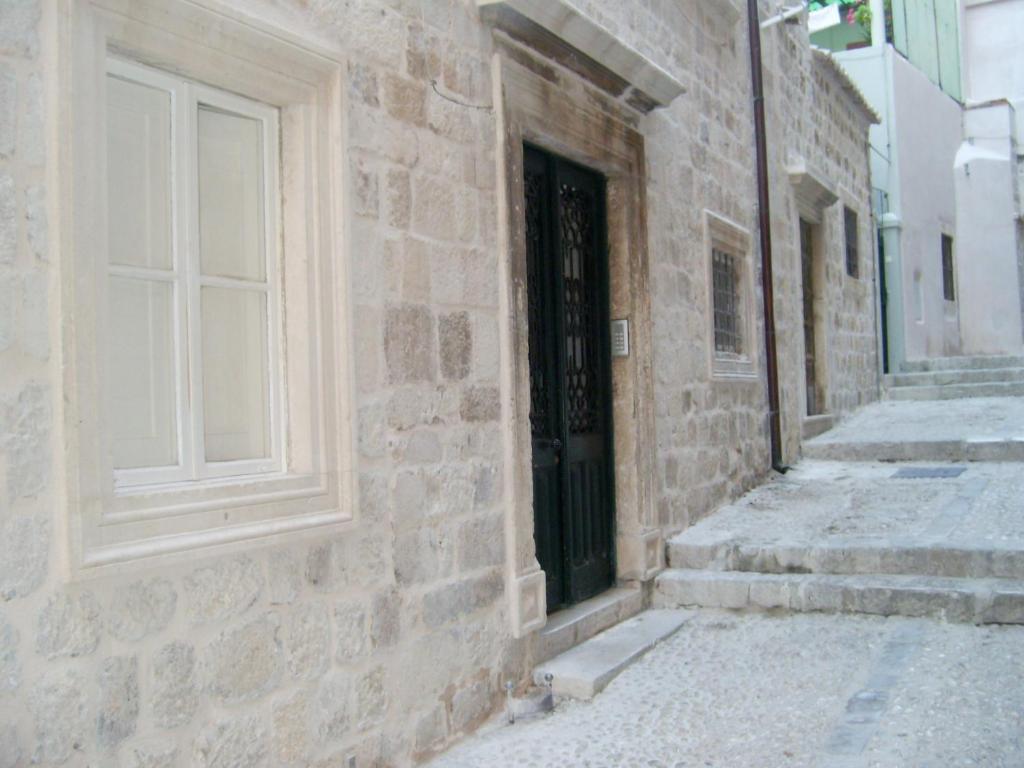 Divina Ragusa *